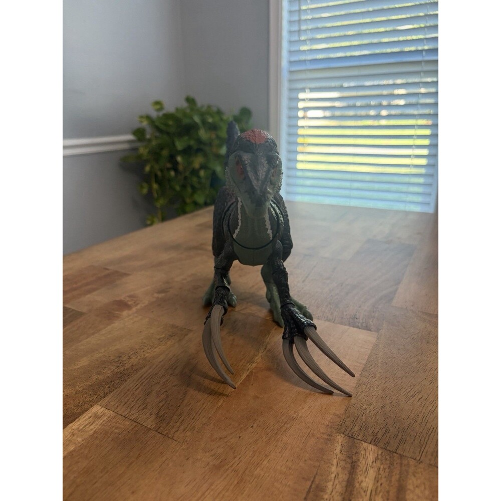 Mattel Jurassic World Velociraptor Dinosaur Figure with Extended Claws - Picture 2 of 6